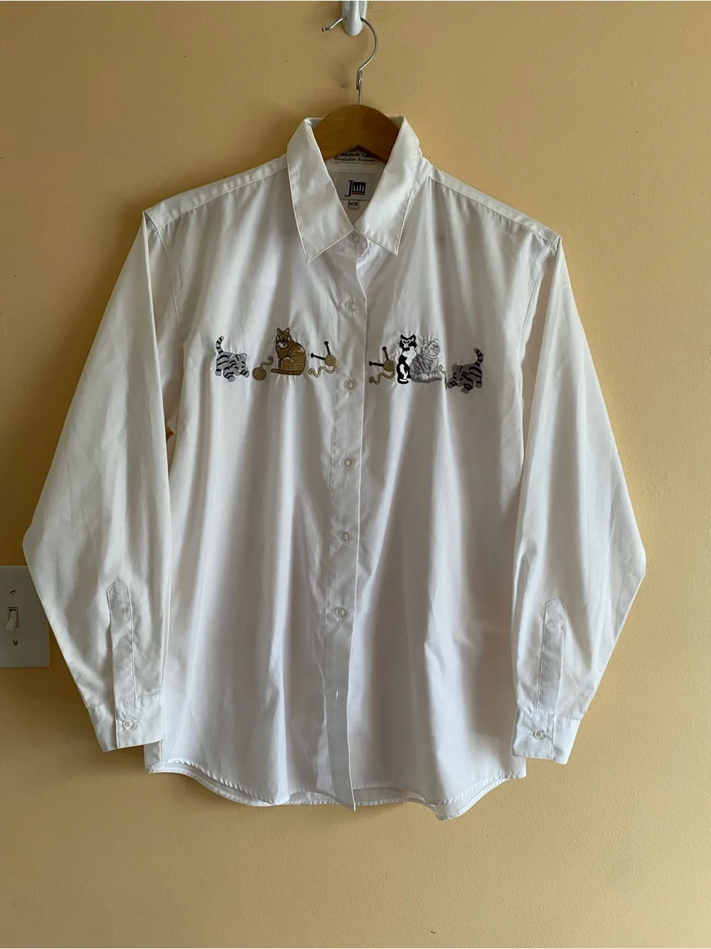 Juli Cat Embroidered Button Up Blouse Woman Medium White Long Sleeve Kitty FLAW - Picture 2 of 15
